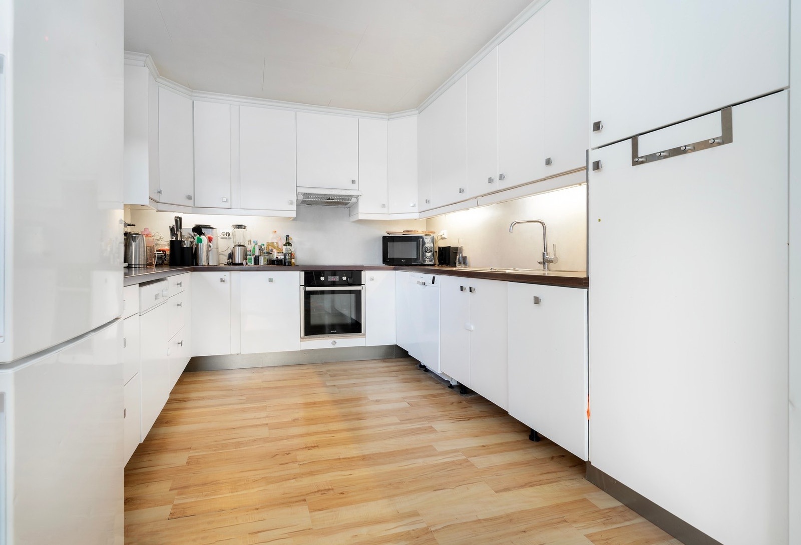 Kjøkkenet har innredning med glatte fronter. Galleribilde