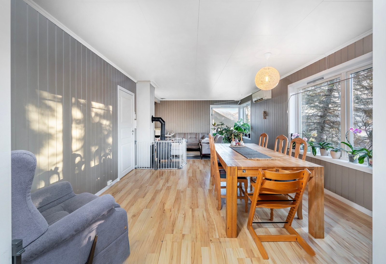 Stuen er romslig og har naturlige soner. Galleribilde