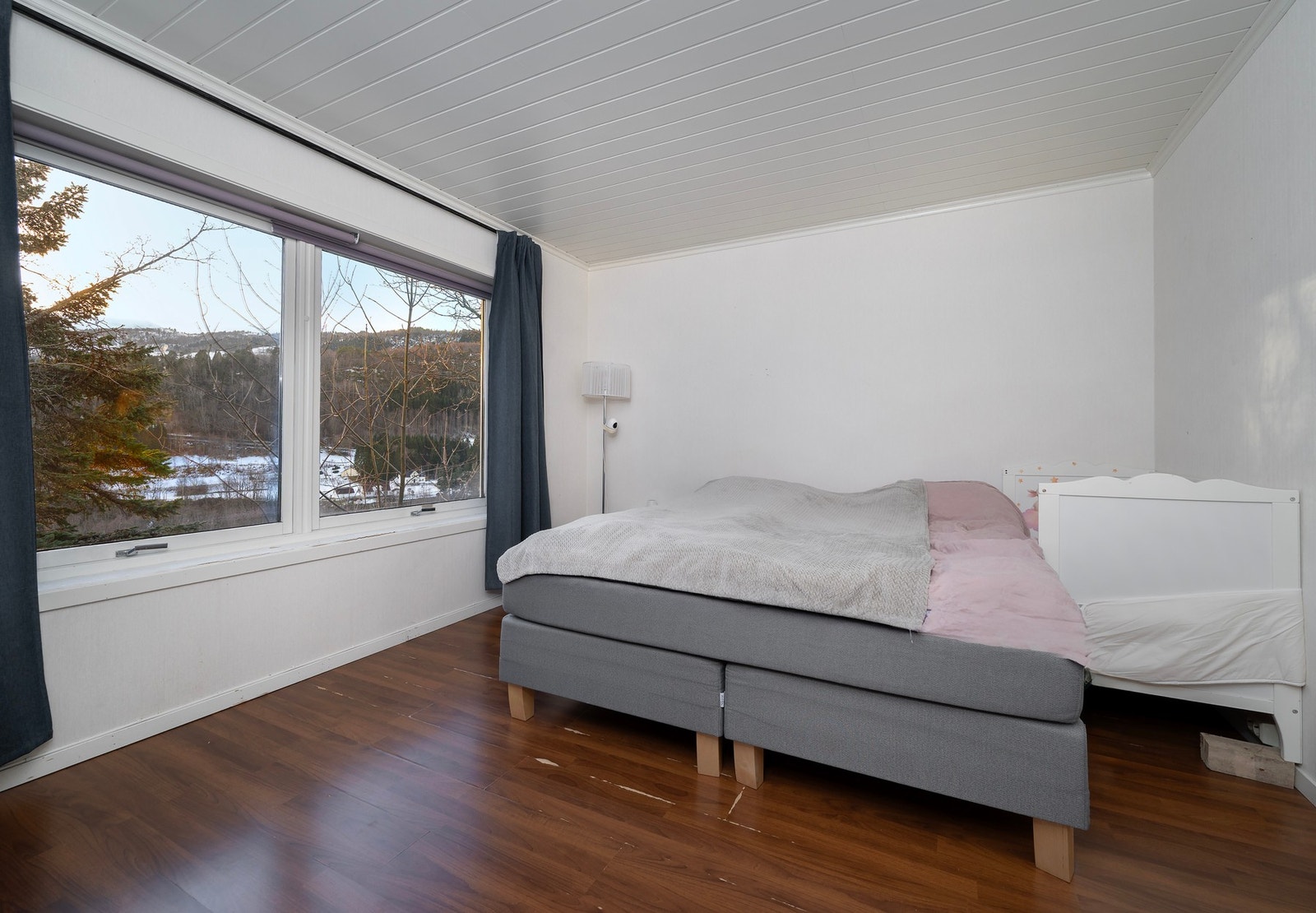 God plass til dobbeltseng med tilhørende møblement. Galleribilde