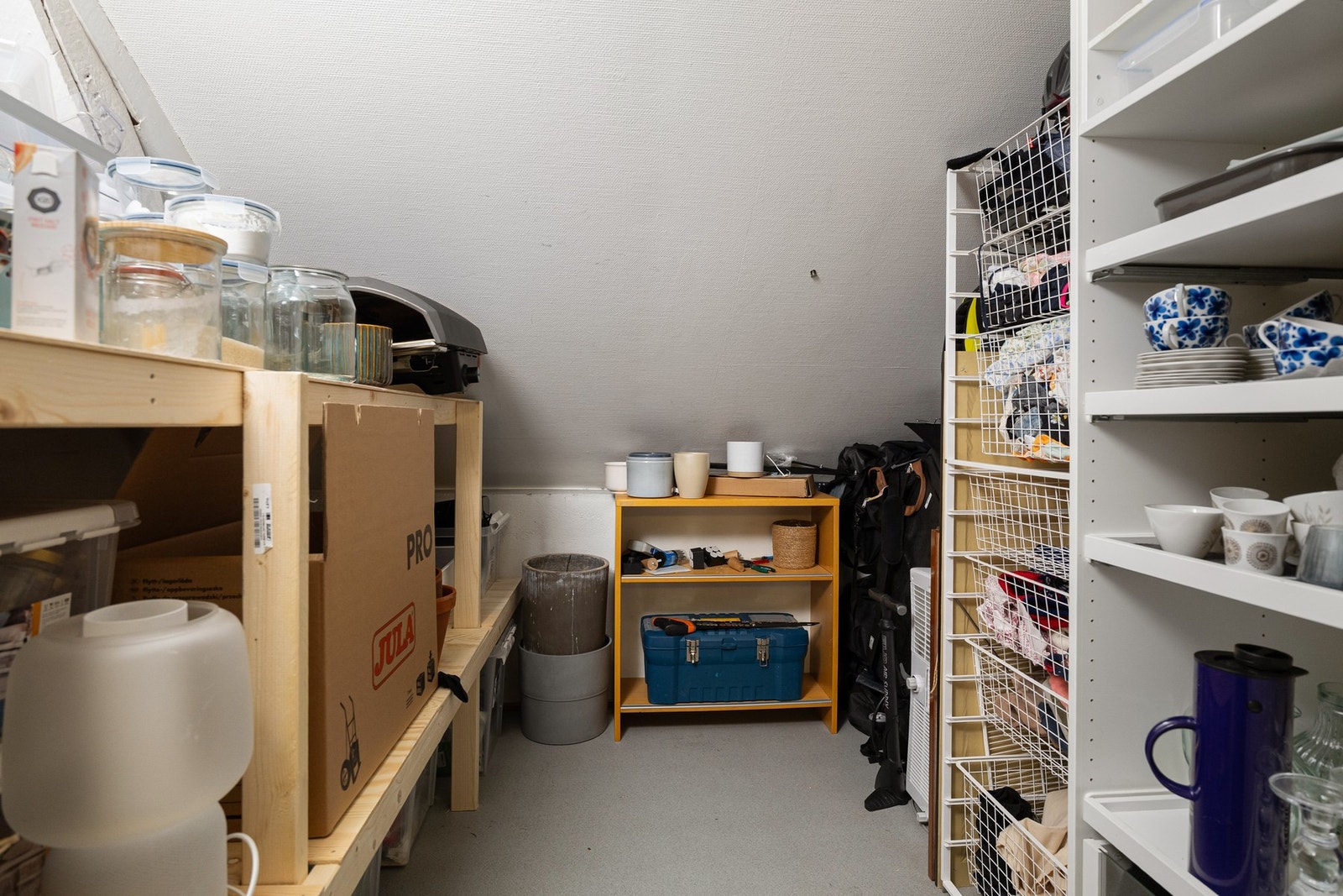 Leiligheten disponerer to eksterne boder som gir godt med lagringsplass. Denne boden her finner du rett utenfor inngangsdøren. Galleribilde