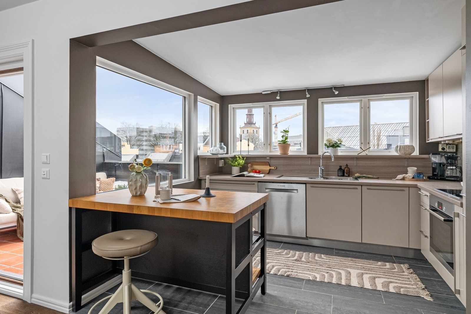 Noe av det beste nåværende eier vet, er å ta med kaffen, sette seg ned ved benken og nyte den idylliske soloppgangen som titter inn gjennom vinduene. Galleribilde