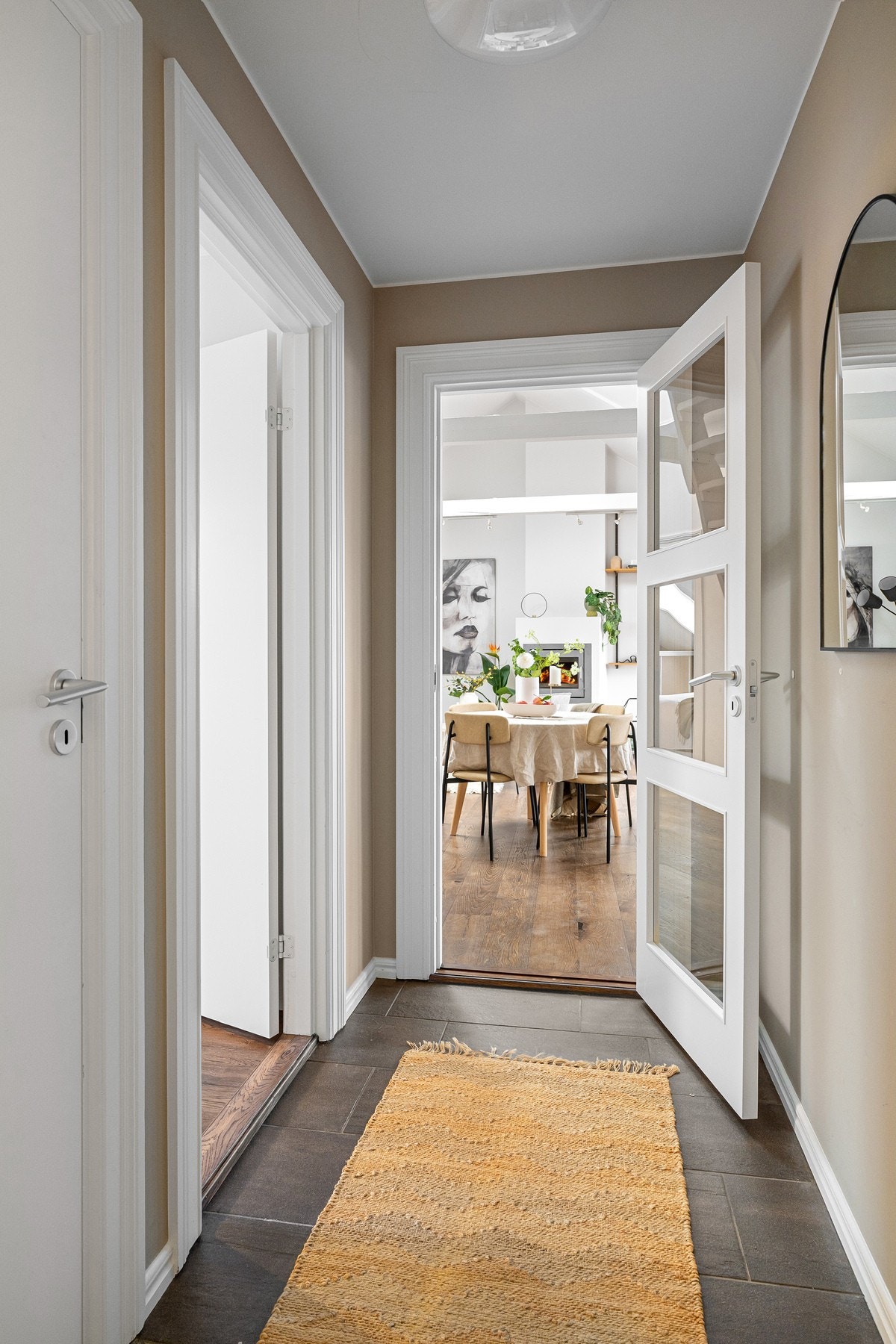 Lys og innbydende entré. Galleribilde