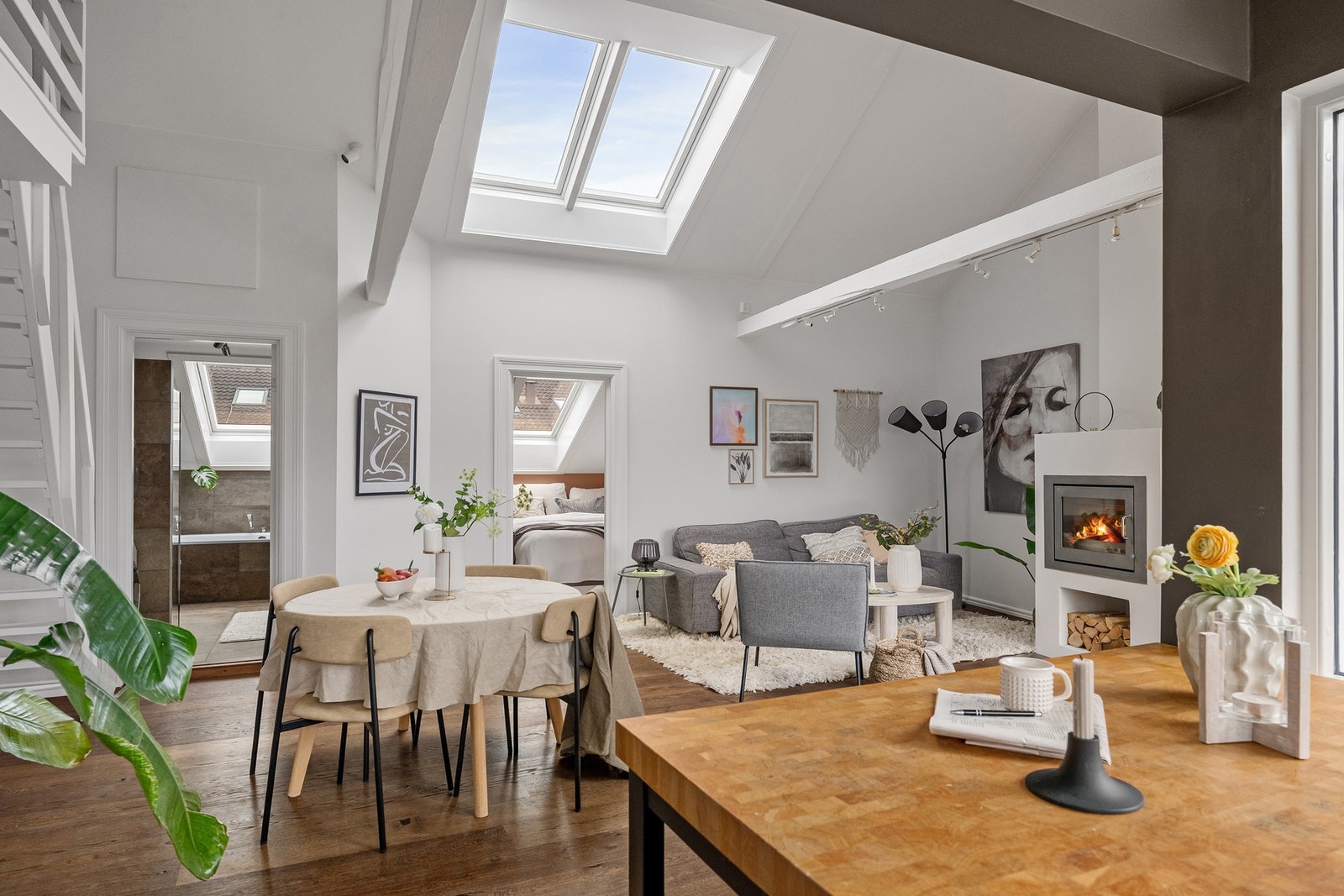 Oppholdsrommet har svært god takhøyde, med mønehøyde på hele 4,2 meter. Galleribilde