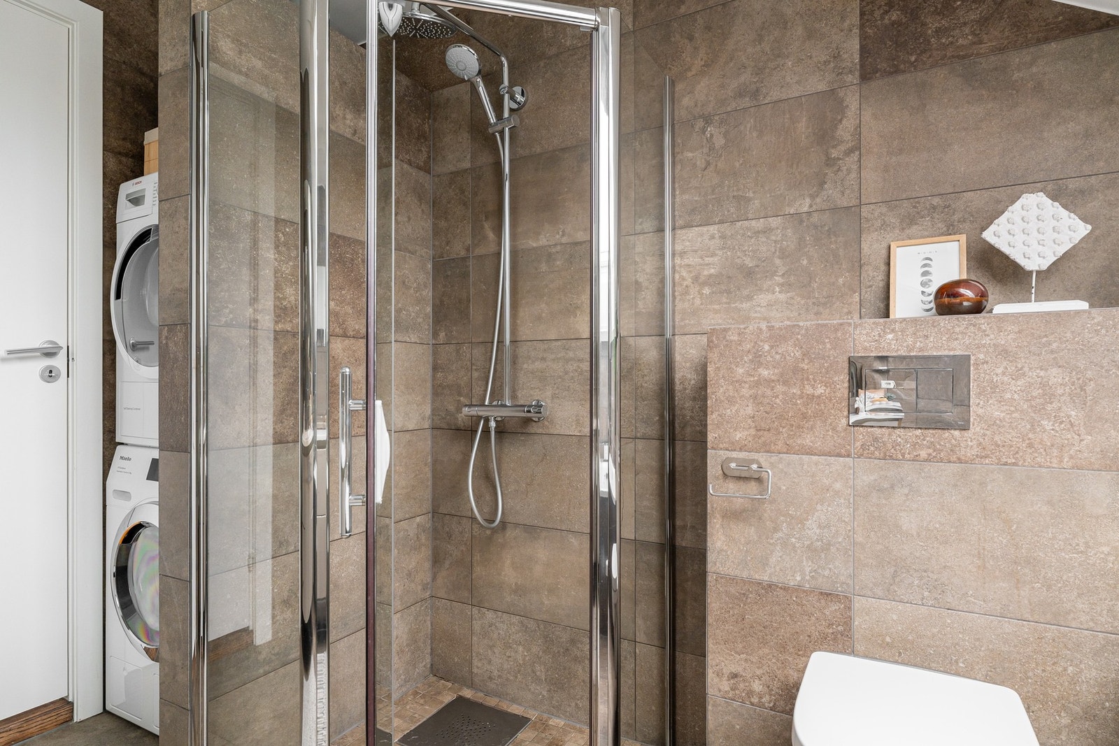 Praktisk, adskilt sone for vaskemaskin og tørketrommel. Galleribilde