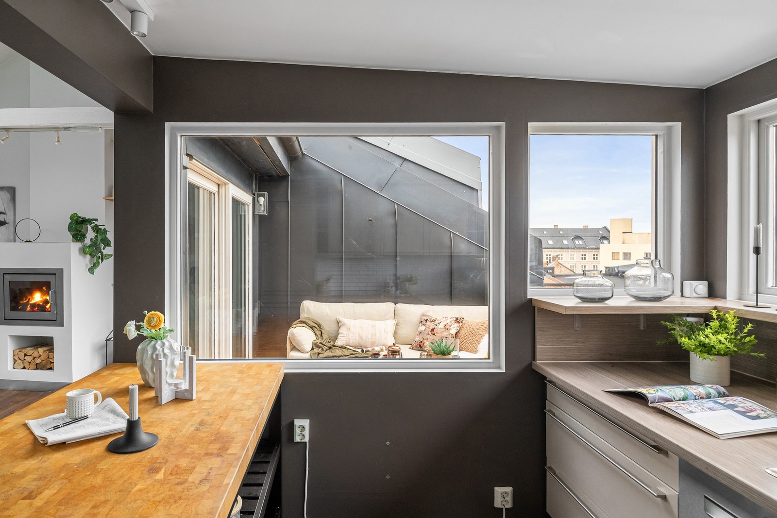 Vinduene gir kjøkkenet et lyst og trivelig preg til matlagingen. Galleribilde