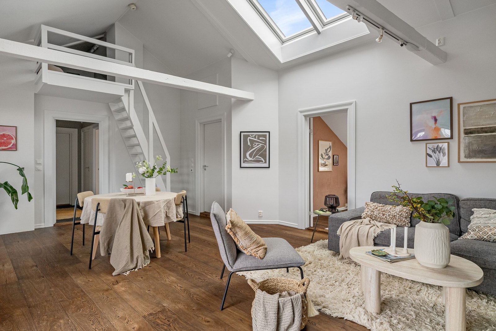 Fra stuen er det trapp opp til hemsen. Galleribilde