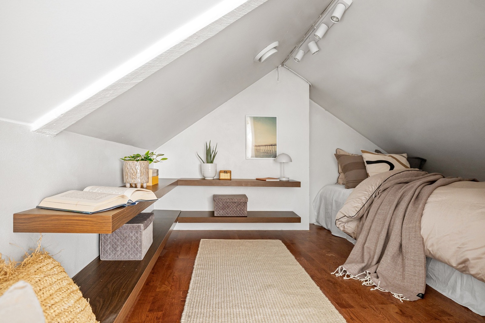 Hemsen er innredet med seng, perfekt som gjesteplass, lesehule eller sone for avslapning. Galleribilde