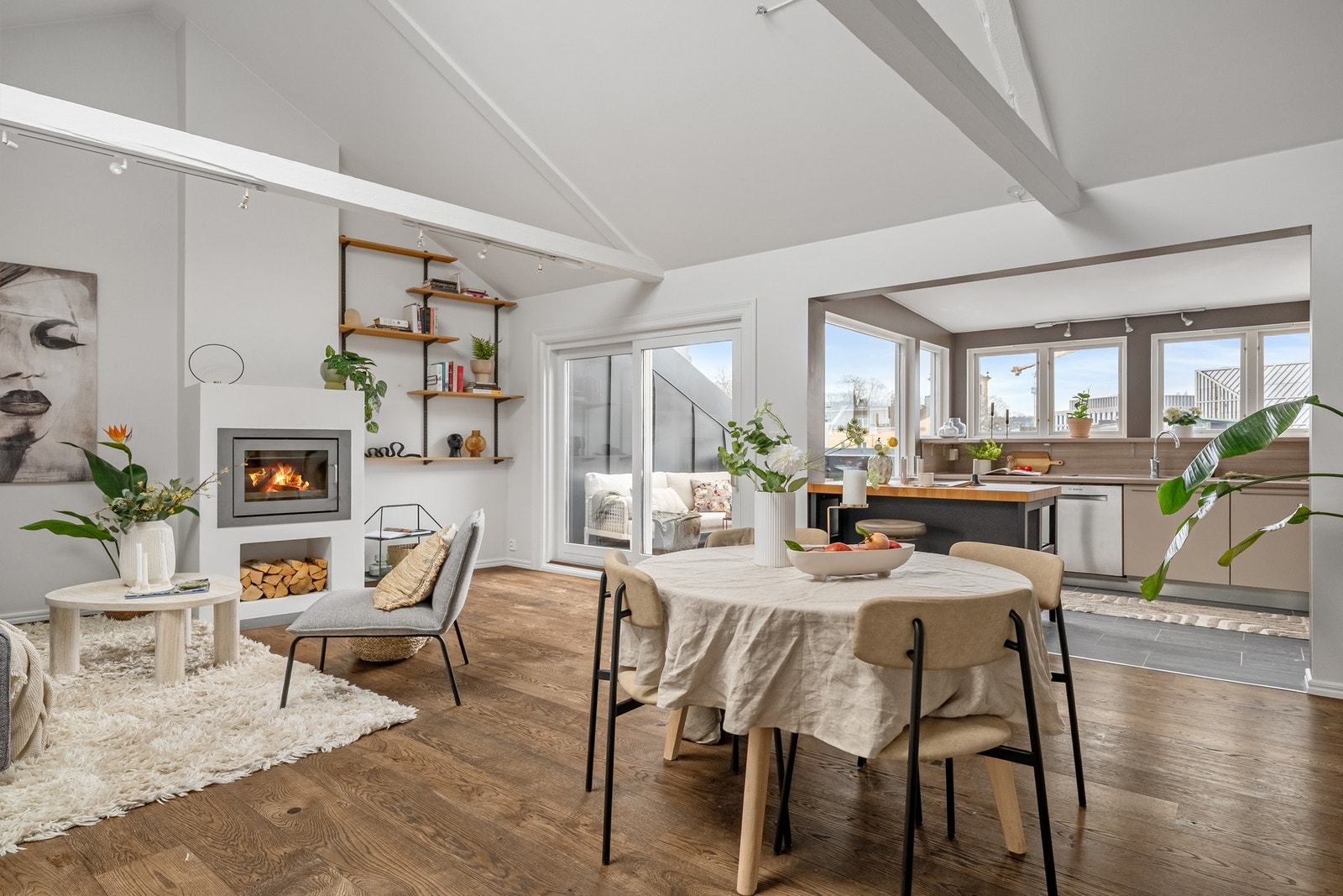 Velkommen til en sjelden mulighet - Nydelig toppleilighet med hems, peis og moderne løsninger i hjertet av byen.
Foto: Luma Foto AS (Einar Horsberg) Galleribilde