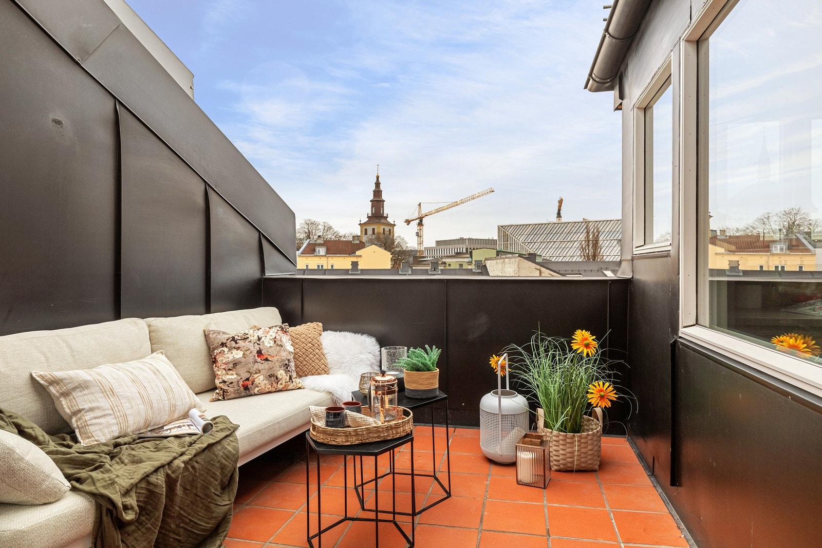 Her venter en luftig takterrasse som kombinerer utsikt, sol og privatliv. Din egen oase midt i Oslo! Galleribilde