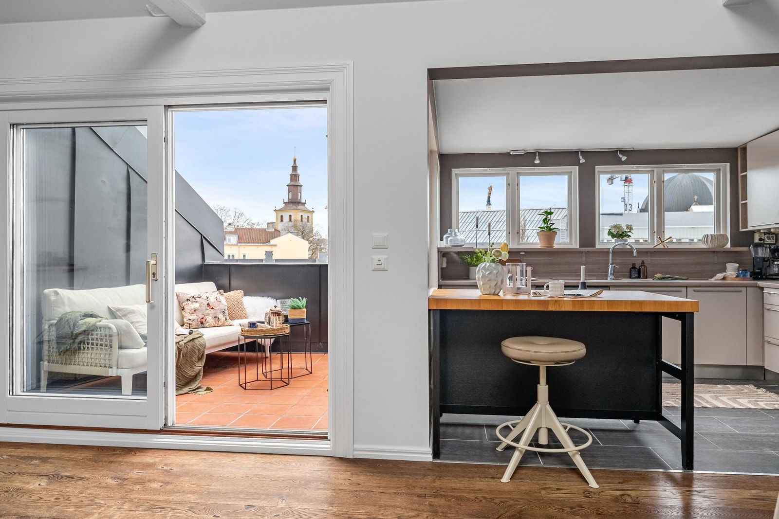 Store vindusflater slipper inn rikelig med naturlig lys og gir en sømløs overgang mellom inne og ute. Galleribilde