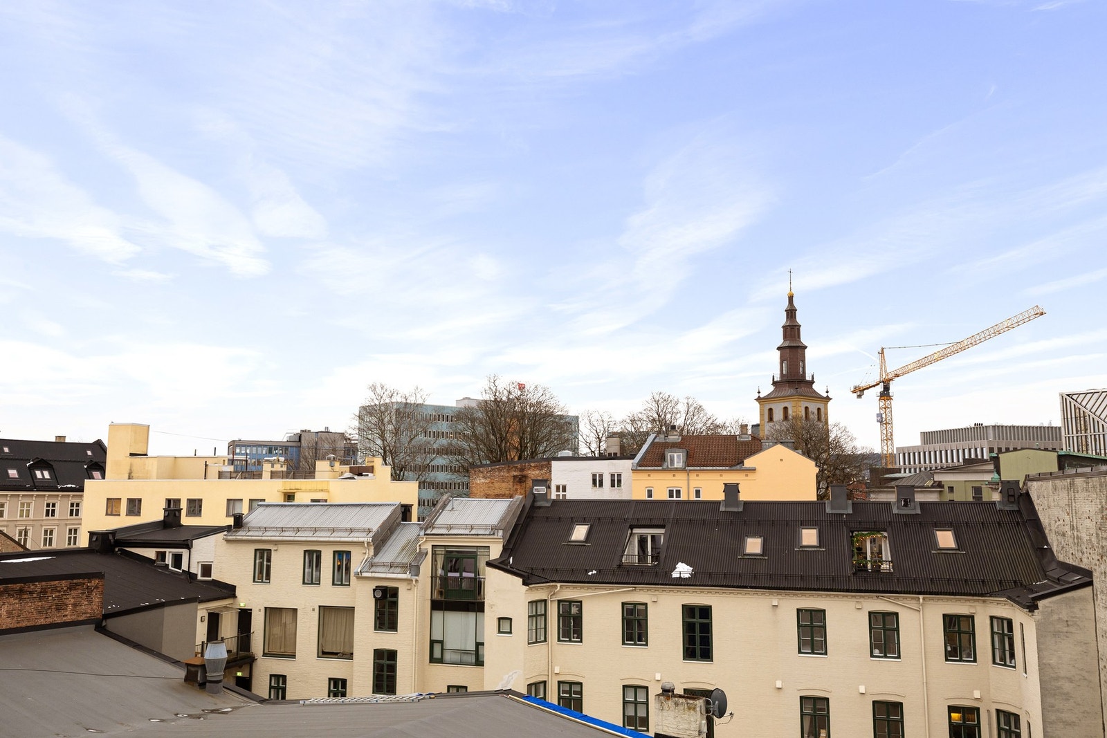 Utsikt fra terrassen mot den rolige bakgården og bebyggelsen i området. Galleribilde