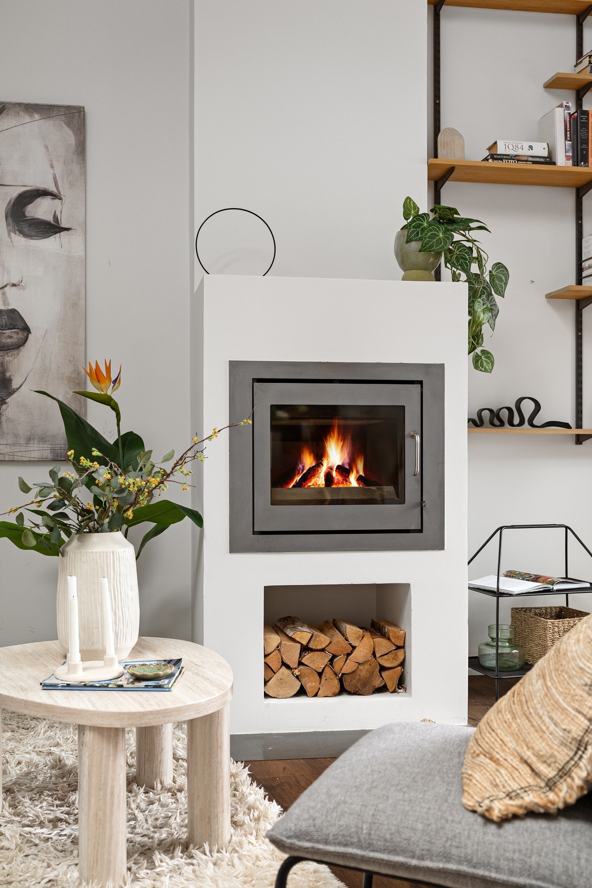 Peisen gir rommet en ekstra lun og koselig atmosfære, perfekt for kalde dager og hyggelige kvelder hjemme. Galleribilde