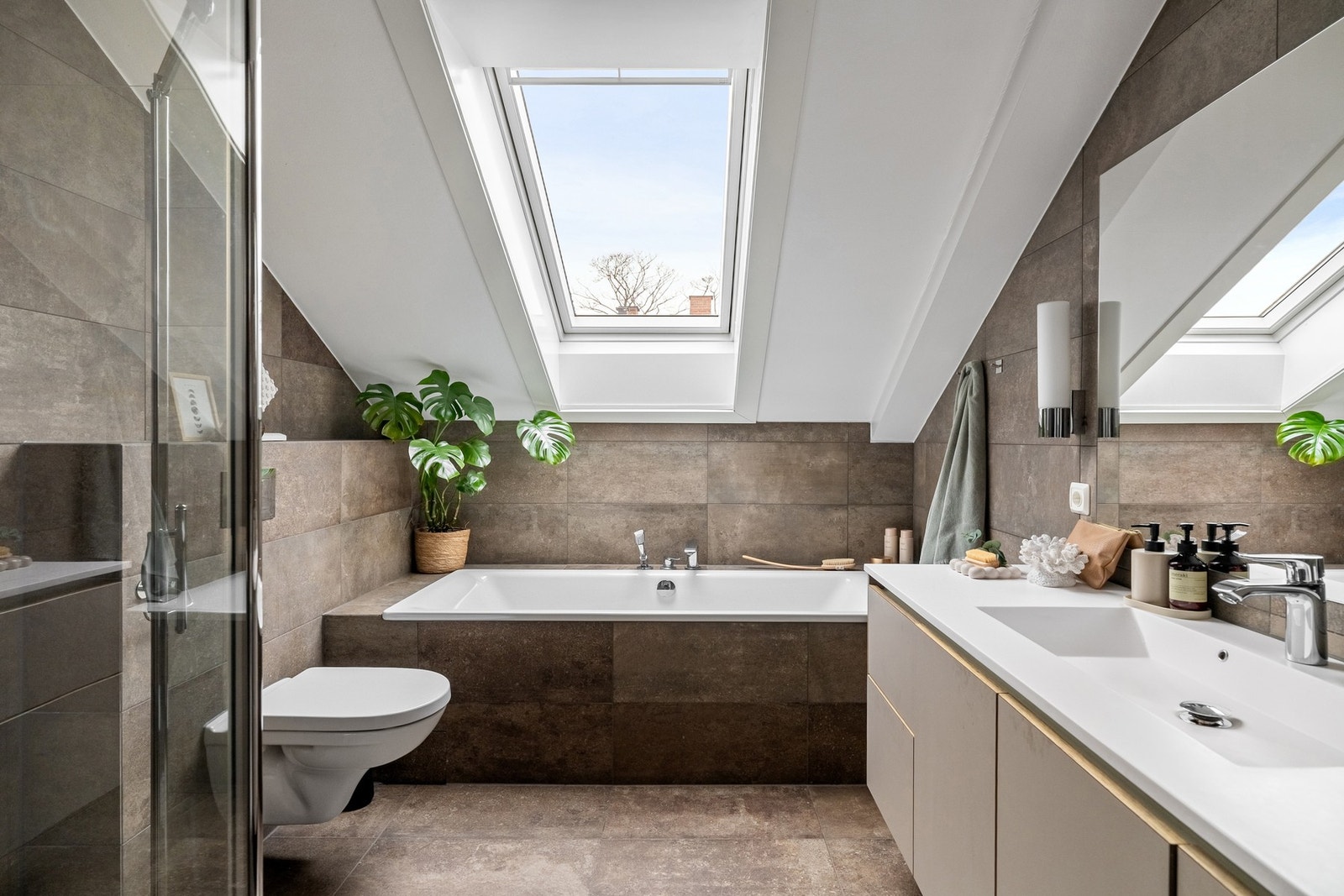 Stilrent, flislagt bad fra 2017 med varmekabler i gulv. Galleribilde