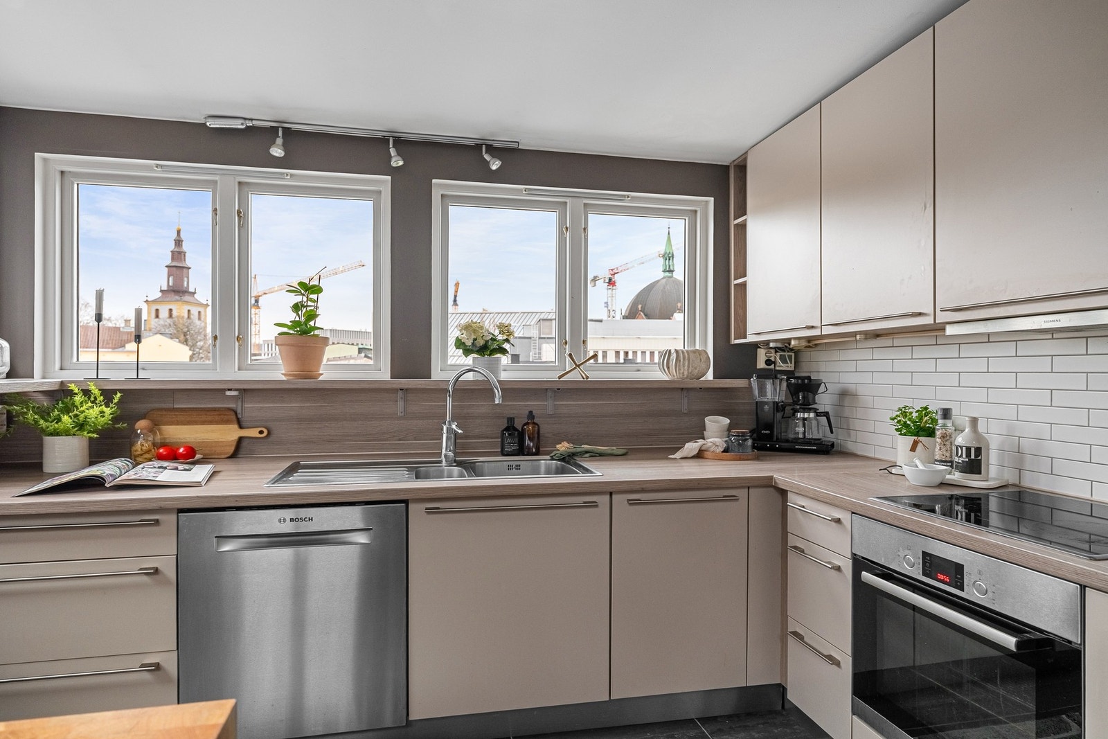 Godt med skap- og benkeplass som utnytter plassen effektivt og skaper en praktisk arbeidsflyt. Galleribilde