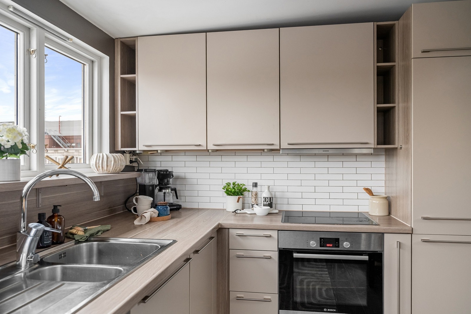 Kjøkkenet har integrert kjøl/fryseskap, stekeovn og keramisk platetopp. Galleribilde