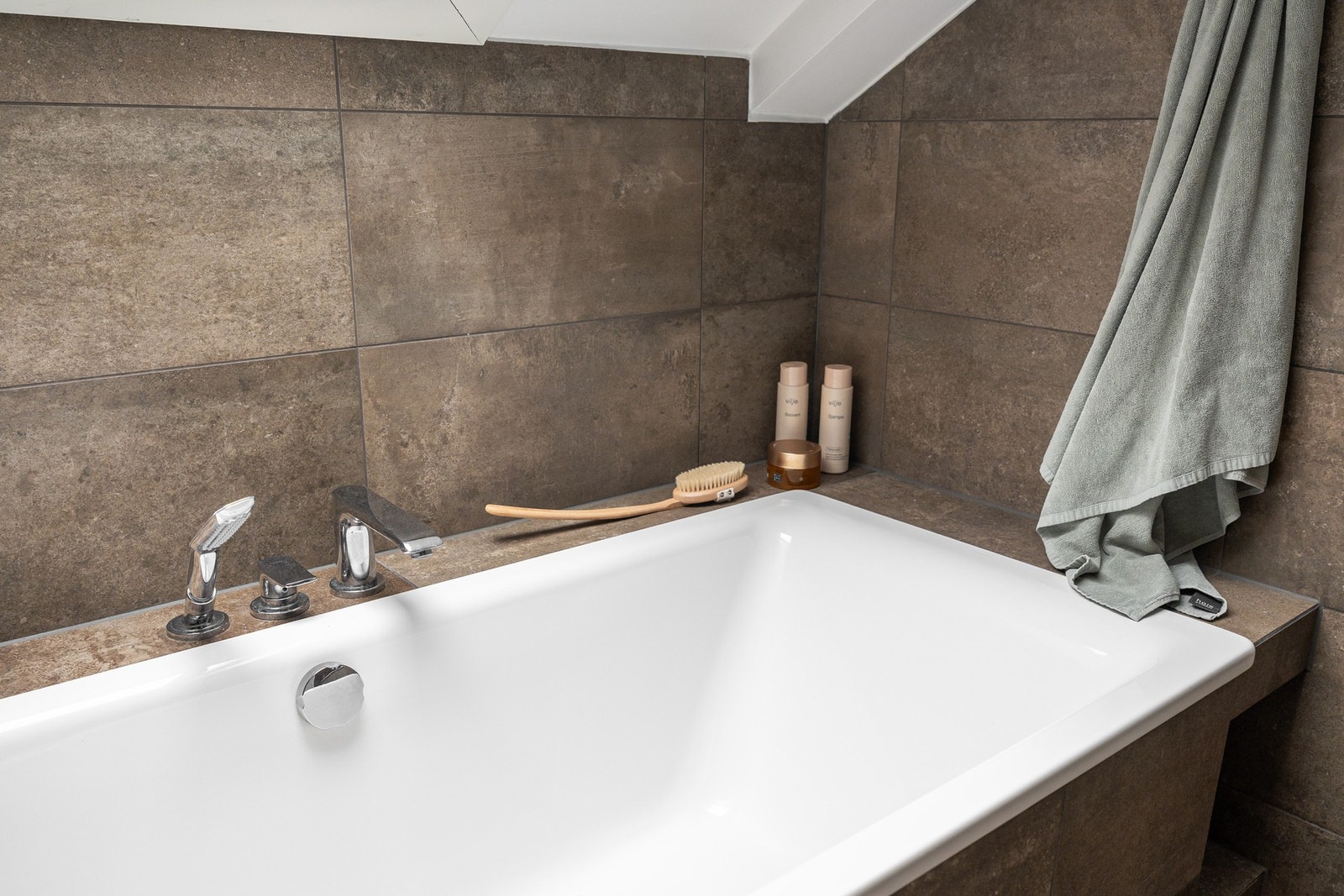 Badet byr på et delikat badekar som skaper en rolig sone for velvære, et naturlig sted å koble av etter en lang dag. Galleribilde