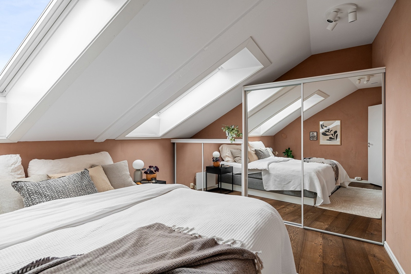 Godt med oppbevaringsplass i garderobeskap. Galleribilde