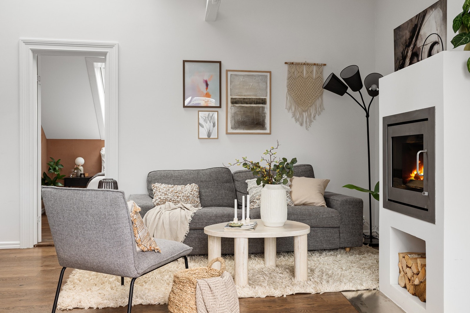 Stuen byr på gode møbleringsmuligheter, her er det enkelt å innrede etter eget ønske. Galleribilde