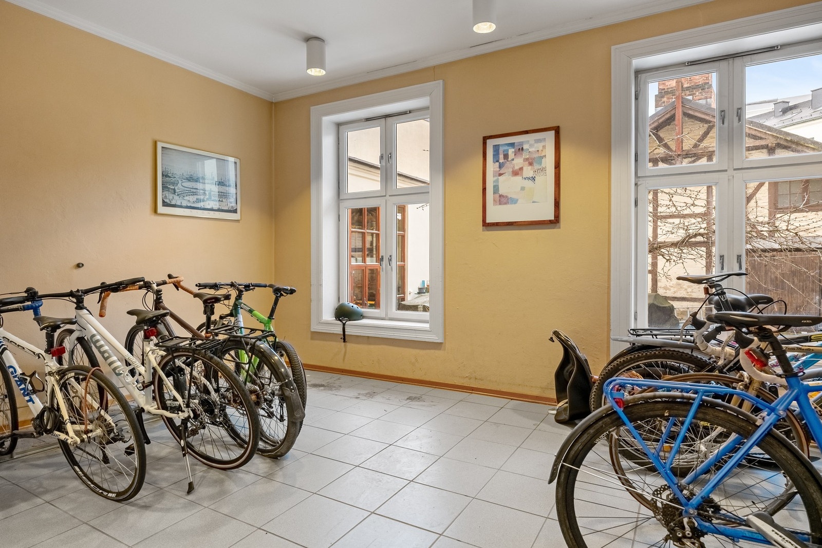 Sameiet har et felles sykkelrom ved inngangspartiet. Galleribilde