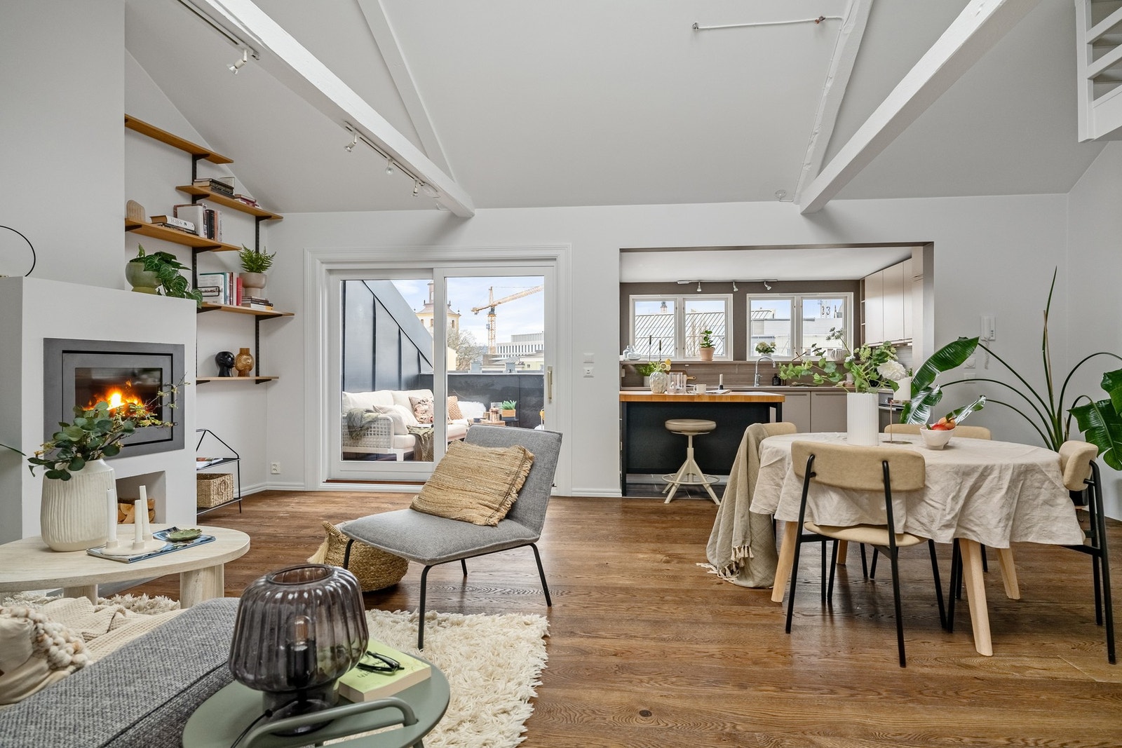 Spisebordet har en fin, naturlig sone i tilknytning til kjøkkenet, og skaper en innbydende ramme for måltider og gode samtaler. Galleribilde