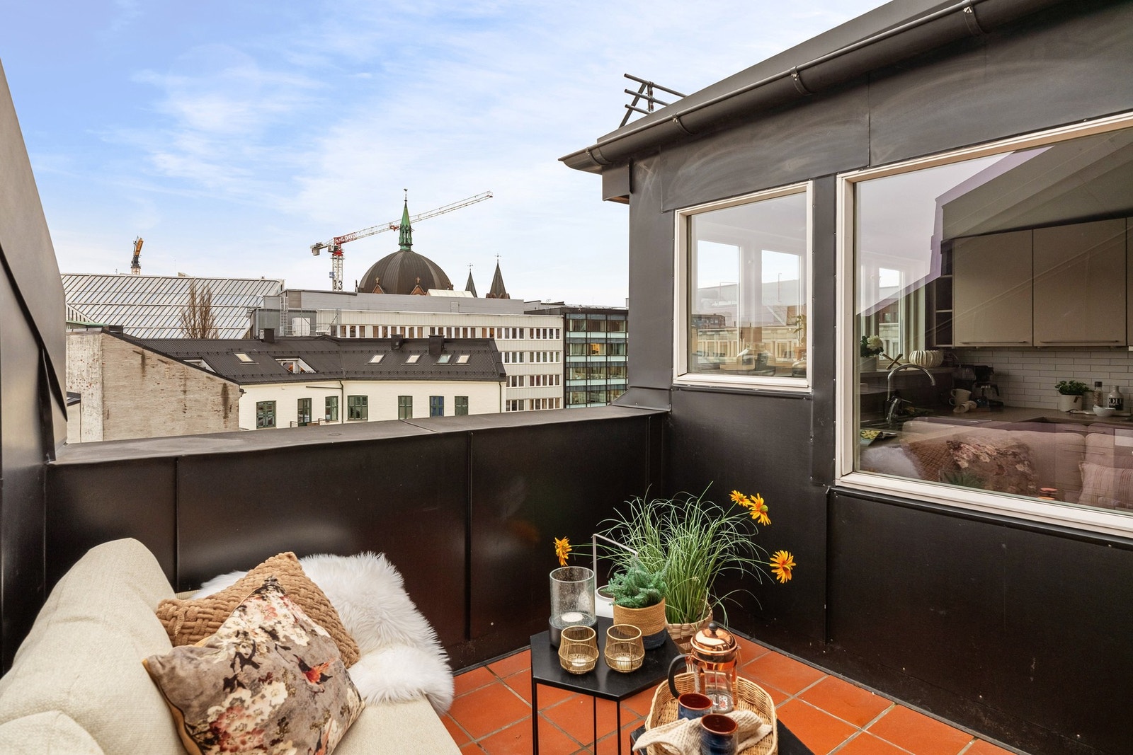 Takterrassen er på ca. 6,4 kvm, og gir rom for både avslapning og sosiale stunder. Terrassen er sydvendt med gode solforhold, nåværende eier opplyser om sol fra morgenen til ca. kl. 18.00. Galleribilde