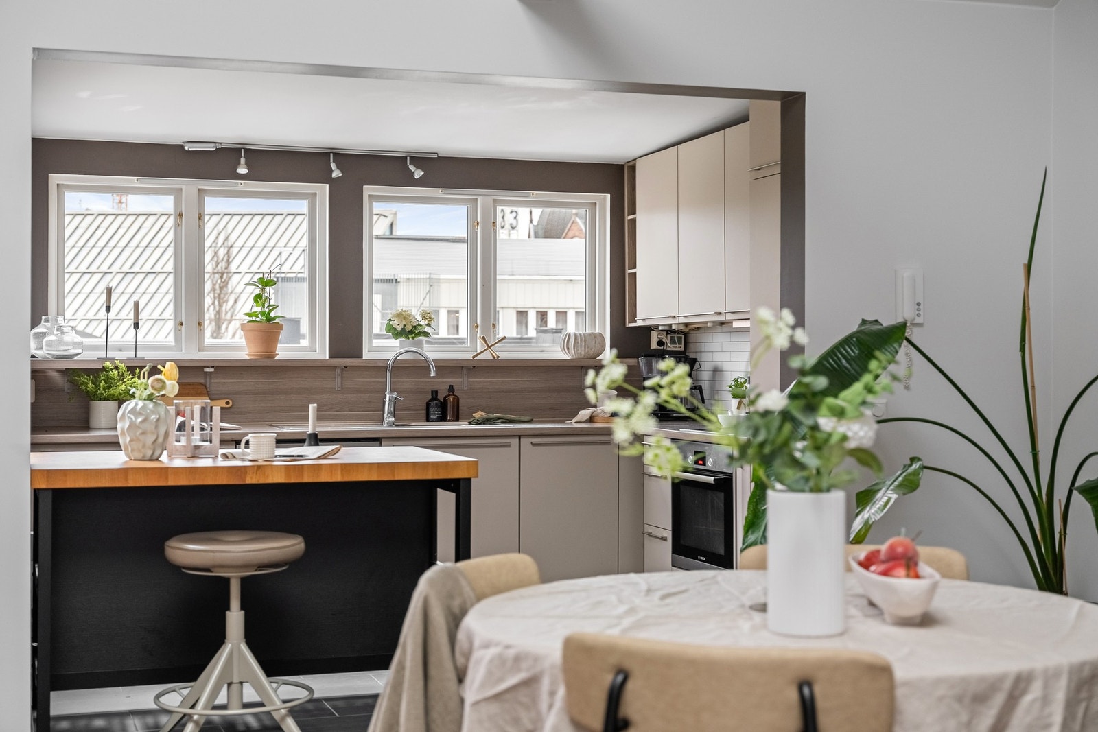 Kjøkkenet har en fin plassering i egen krok, og gir en sosial, men tilbaketrukket plass å lage mat og samles. Galleribilde