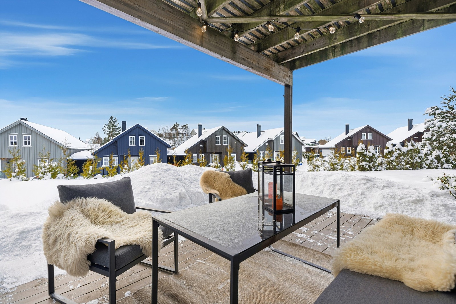 Uteområdet ligger opphevet fra veien nedenfor. Hekken gjør at uteområdet blir usjenert med lite innsyn Galleribilde