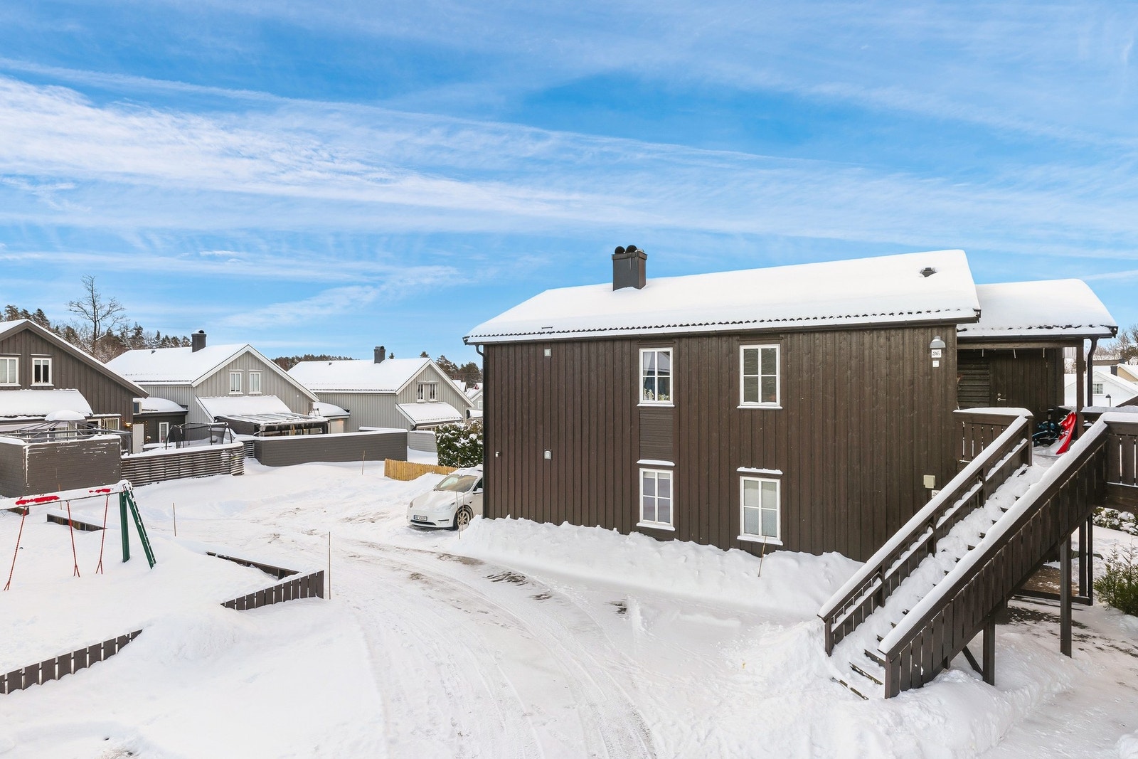 Sameiet Kjelkeveien består av 8 enheter i en seksmanns- og en tomannsbolig. Hyggelig lekeplass rett utenfor og god parkering til sameiet Galleribilde
