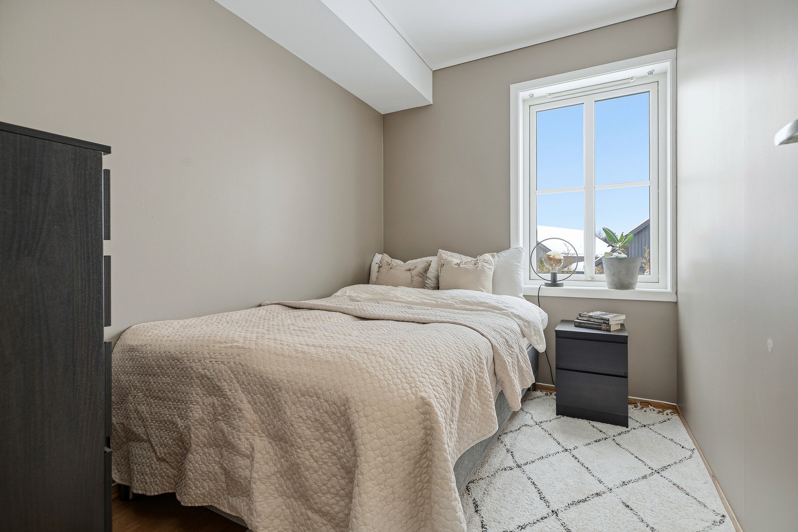 Dette og naborommet var opprinnelig ett soverom. Det ble delt i to med lettvegg slik at nå totalt er 3 soverom Galleribilde