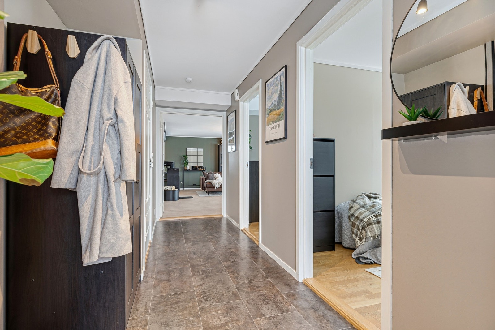 I gangen er det oppheng til yttertøy og garderobeskap. Herfra når du boligens to andre soverom og badet Galleribilde