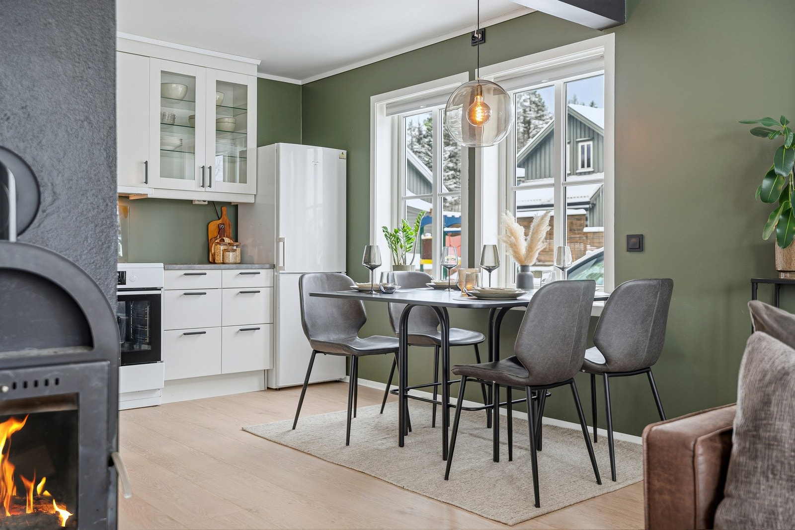 Åpen løsning mot kjøkkenet med god plass til spisebord Galleribilde