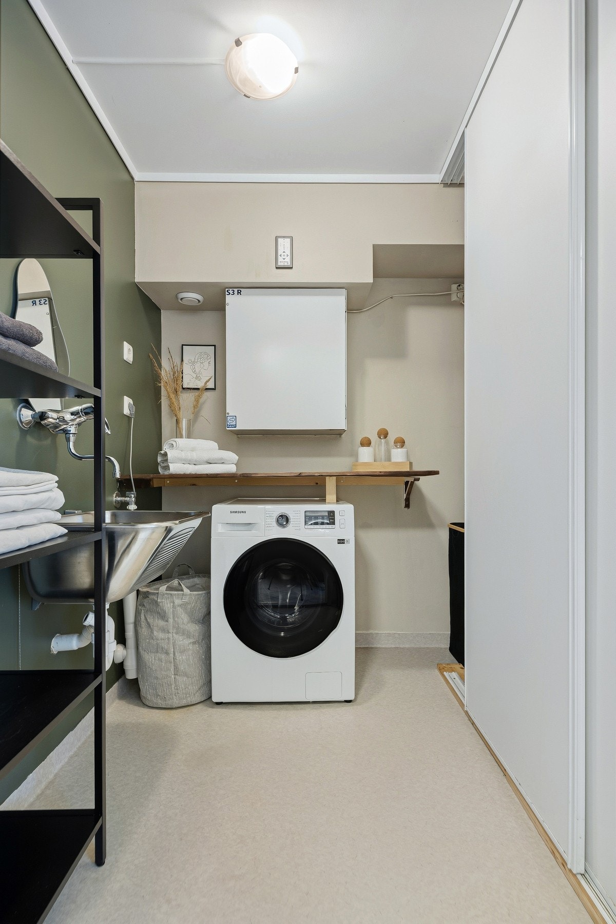 Her er det dyp utslagsvask og oppbevaringsplass bad skyvedører Galleribilde