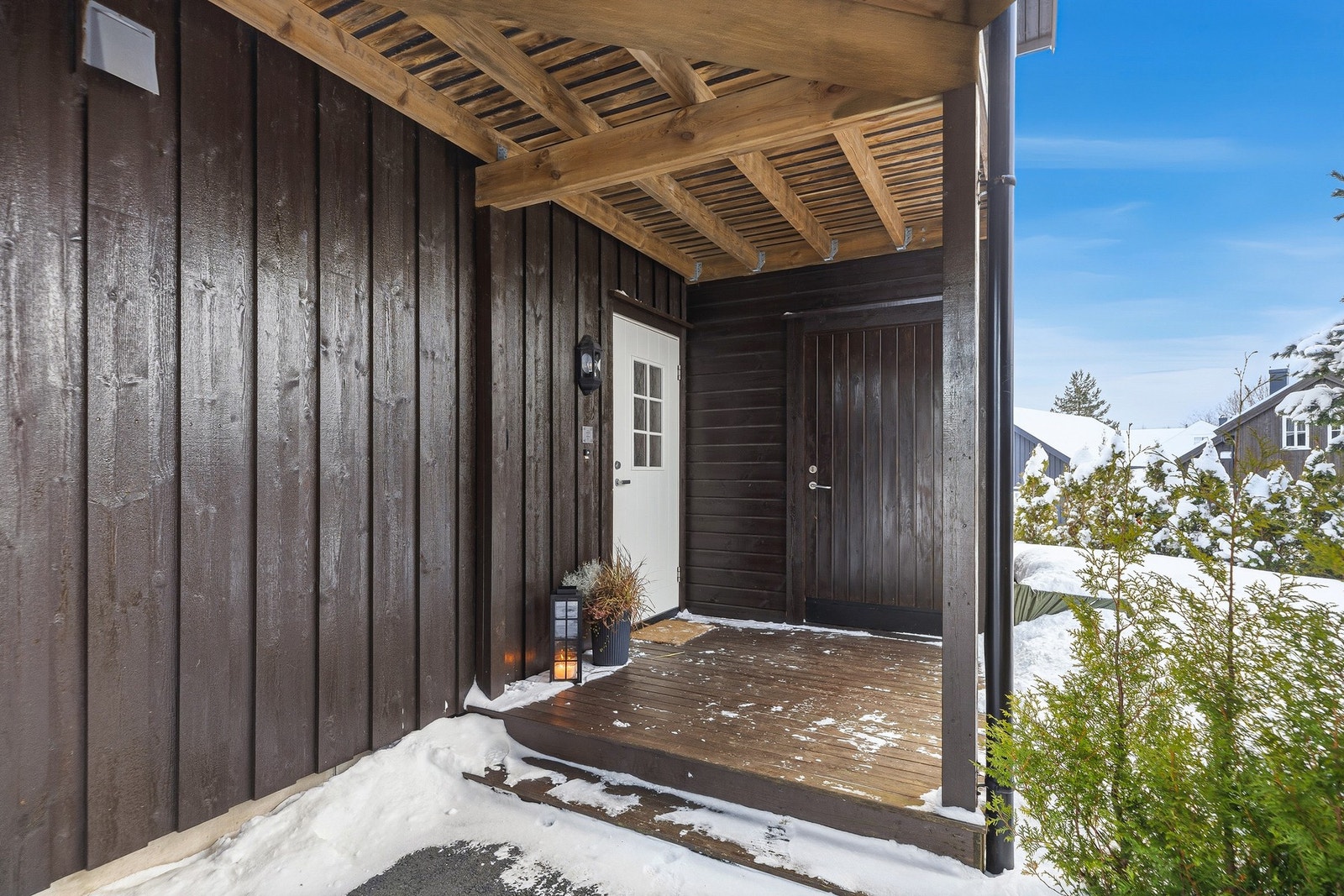 Overbygd inngangsparti med praktisk, utvendig bod Galleribilde