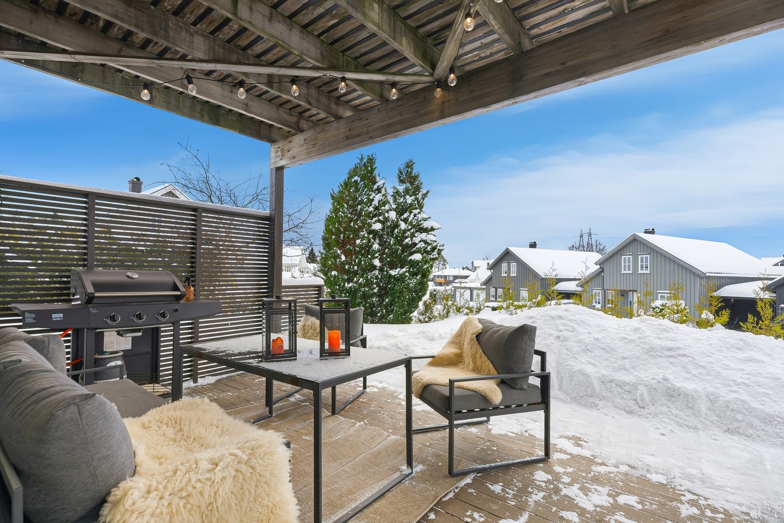 Terrassen er utvidet fra standard størrelse, som gir god plass til sittegruppe og grill Galleribilde