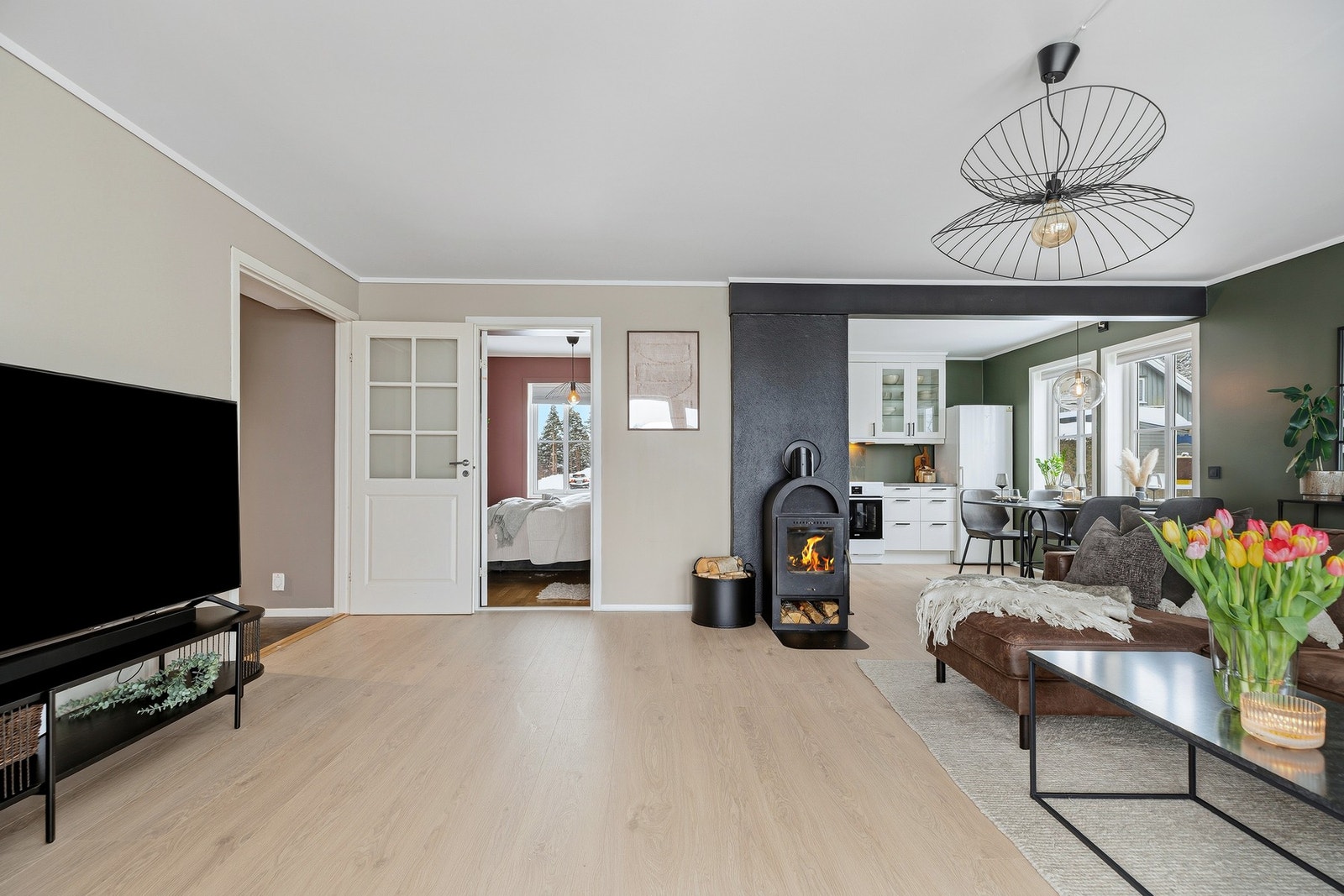 Fra stuen er det adkomst til ett av tre soverom Galleribilde