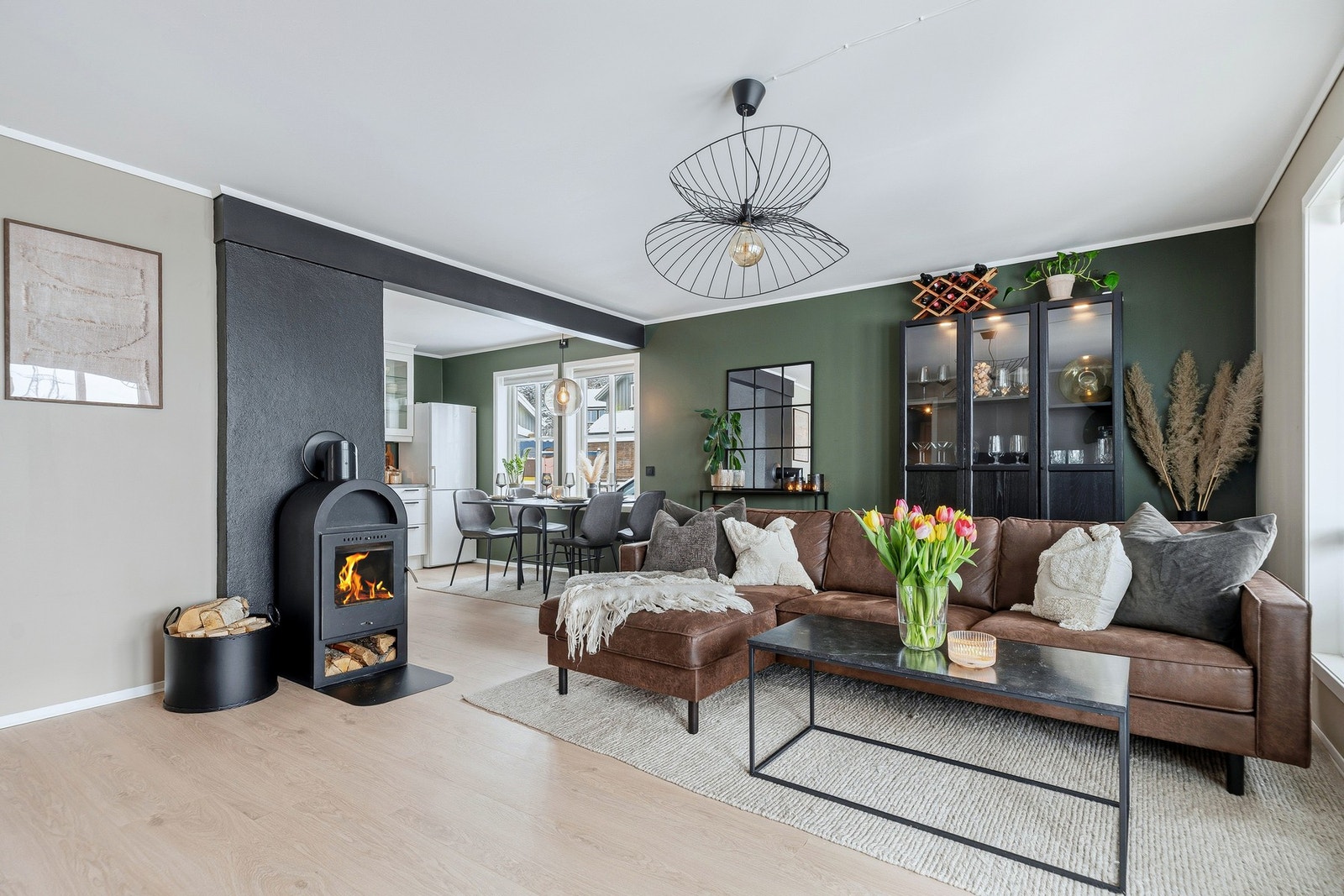 Peisovnen varmer raskt opp stue- og kjøkkendelen. Nyere, lekkert gulv og moderne farger gir et stilig preg i leiligheten Galleribilde