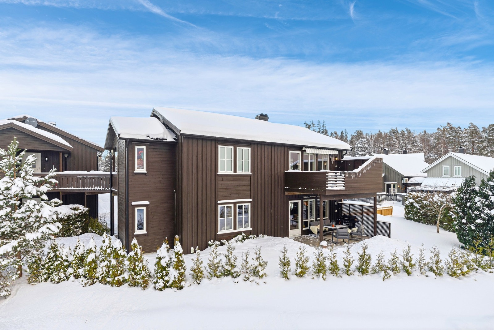 Boligen ligger i første etasje av en horisontaldelt tomannsbolig. Her disponerer man en stor hage med hekk som begrenser innsyn. Parkeringsplass for to biler Galleribilde