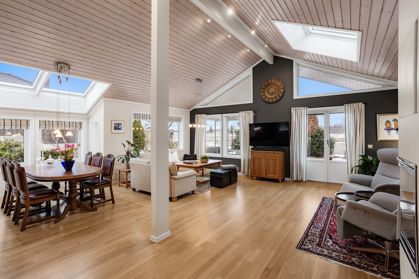 Takvinduer over stue og spisestue gir et ekstra flott lysinnslipp og forsterker den åpne romfølelsen Galleribilde