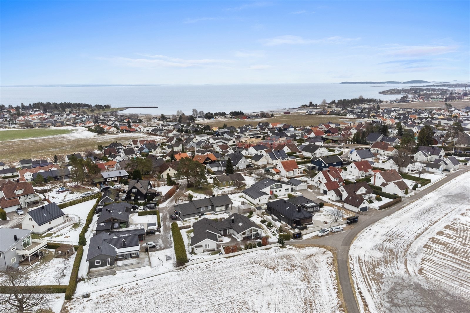 Området er familievennlig med lite trafikk og gode oppvekstvilkår. Samtidig har man enkel og rask adkomst til Tønsberg sentrum med et bredt utvalg av butikker, restauranter og kulturtilbud. Galleribilde