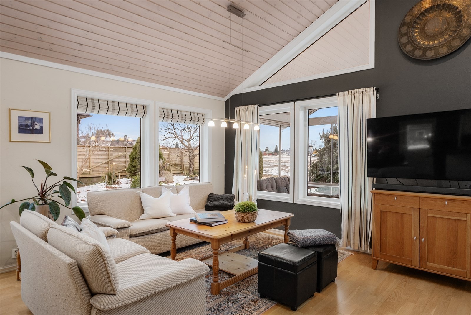 Innvendige overflater består av parkett og fliser på gulv. Galleribilde