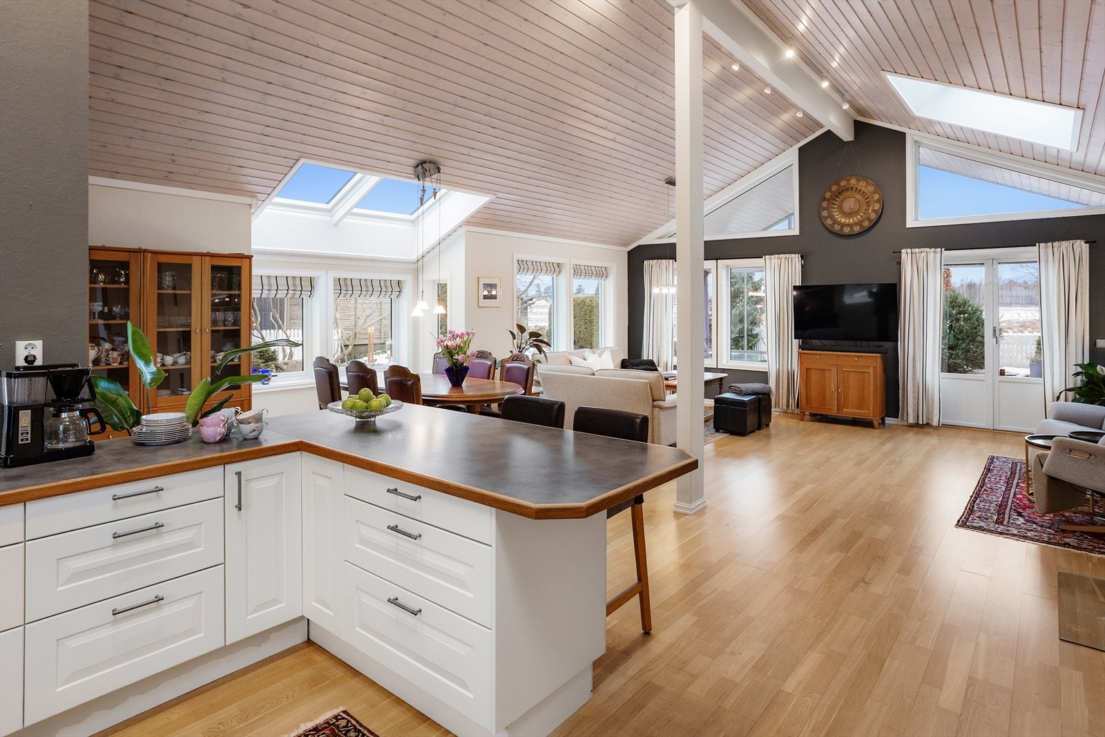 Løsningen er åpen mot stuen, noe som skaper en sosial og romslig atmosfære. Den gode takhøyden og takvinduet forsterker romfølelsen ytterligere. Galleribilde