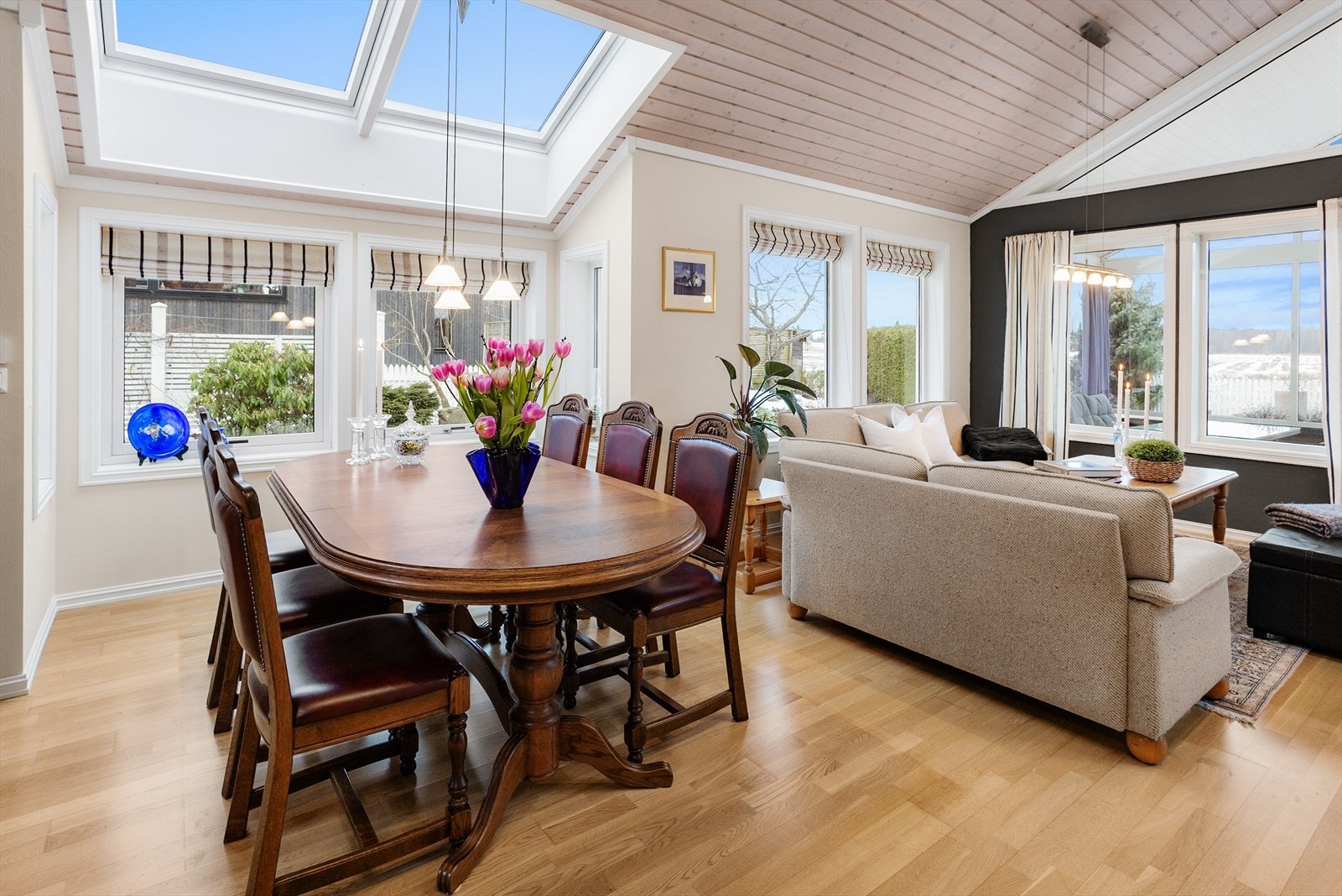 Spisestuen har en naturlig plassering med flott lysinnslipp - et hyggelig sted for både hverdagsmiddager og selskap. Galleribilde