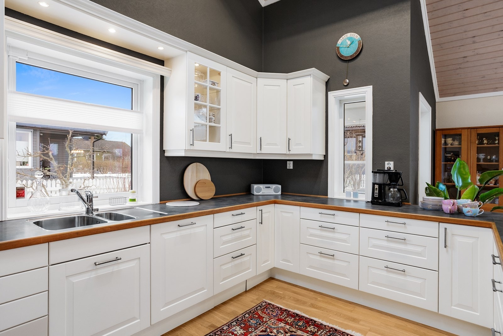 Benkeplaten består av laminat med heltre kant, og det er godt med både skap- og benkeplass. Galleribilde