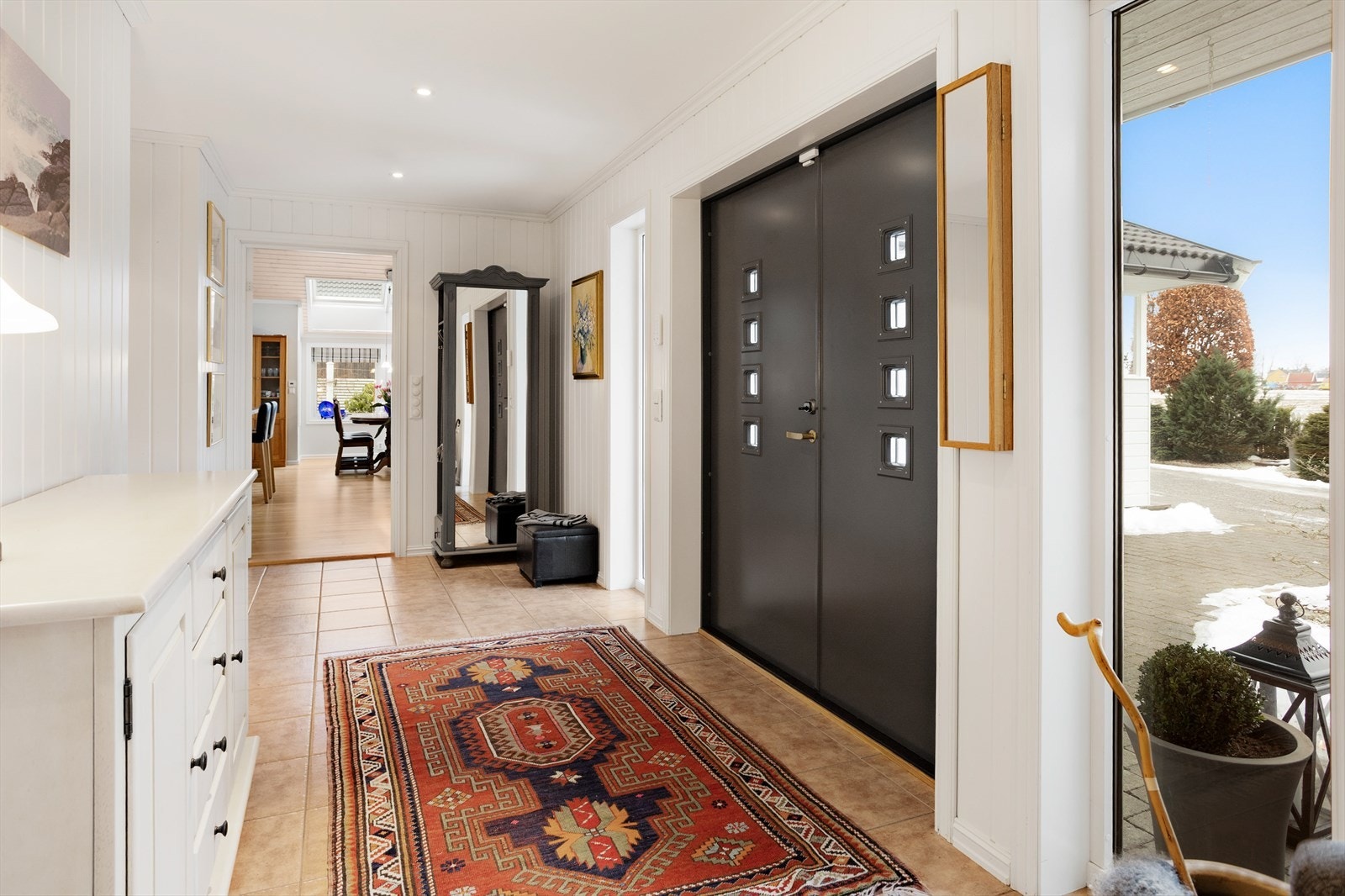 Boligen inneholder bla. tre soverom, åpen kjøkken-/ stue løsning, gode lagringsmuligheter, pent og flislagt bad, wc og eget vaskerom. Galleribilde