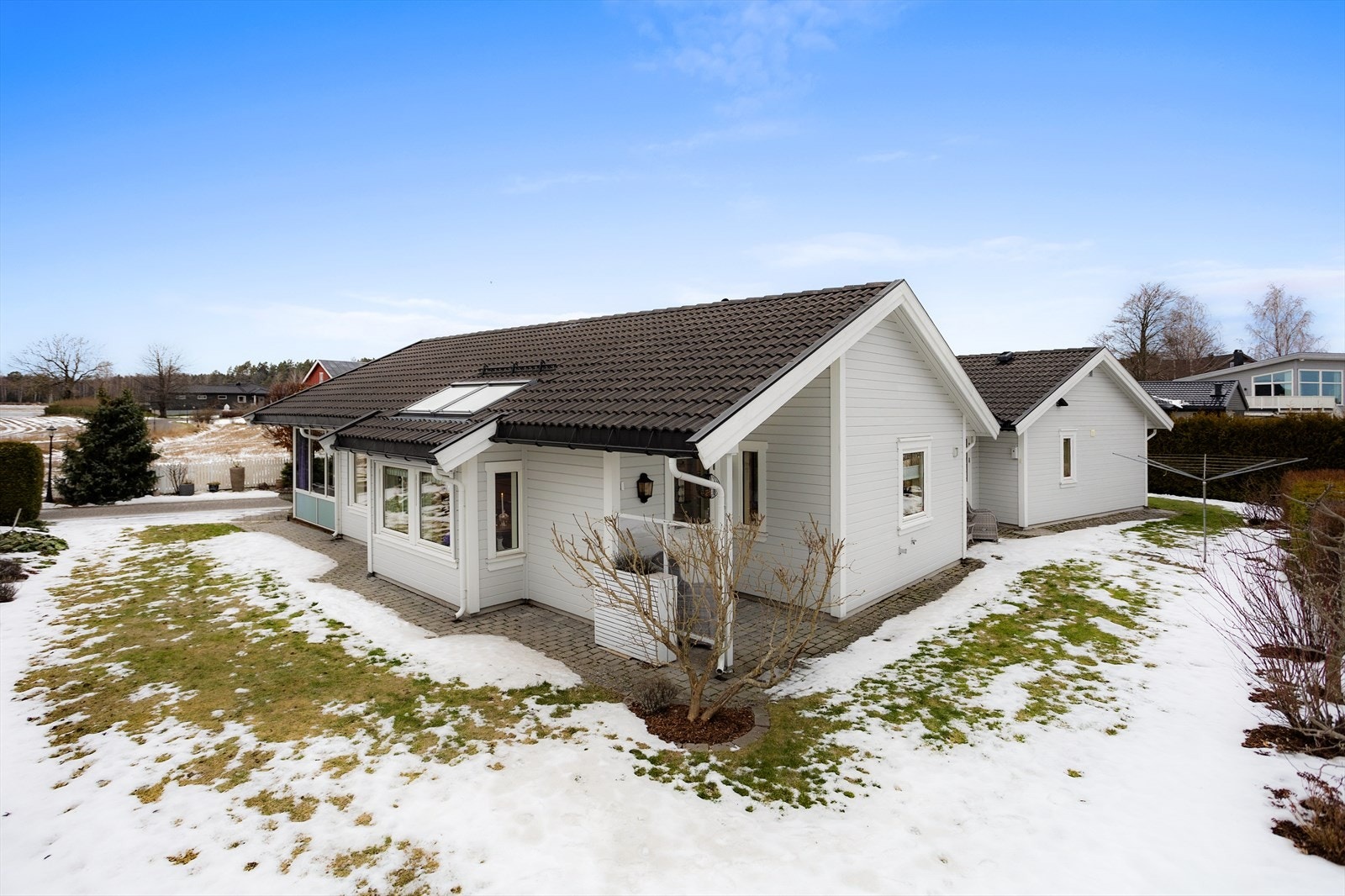 Moderne og innbydende enebolig fra ca. 2009, attraktivt beliggende i et rolig og etablert område på Ringshaug. Galleribilde