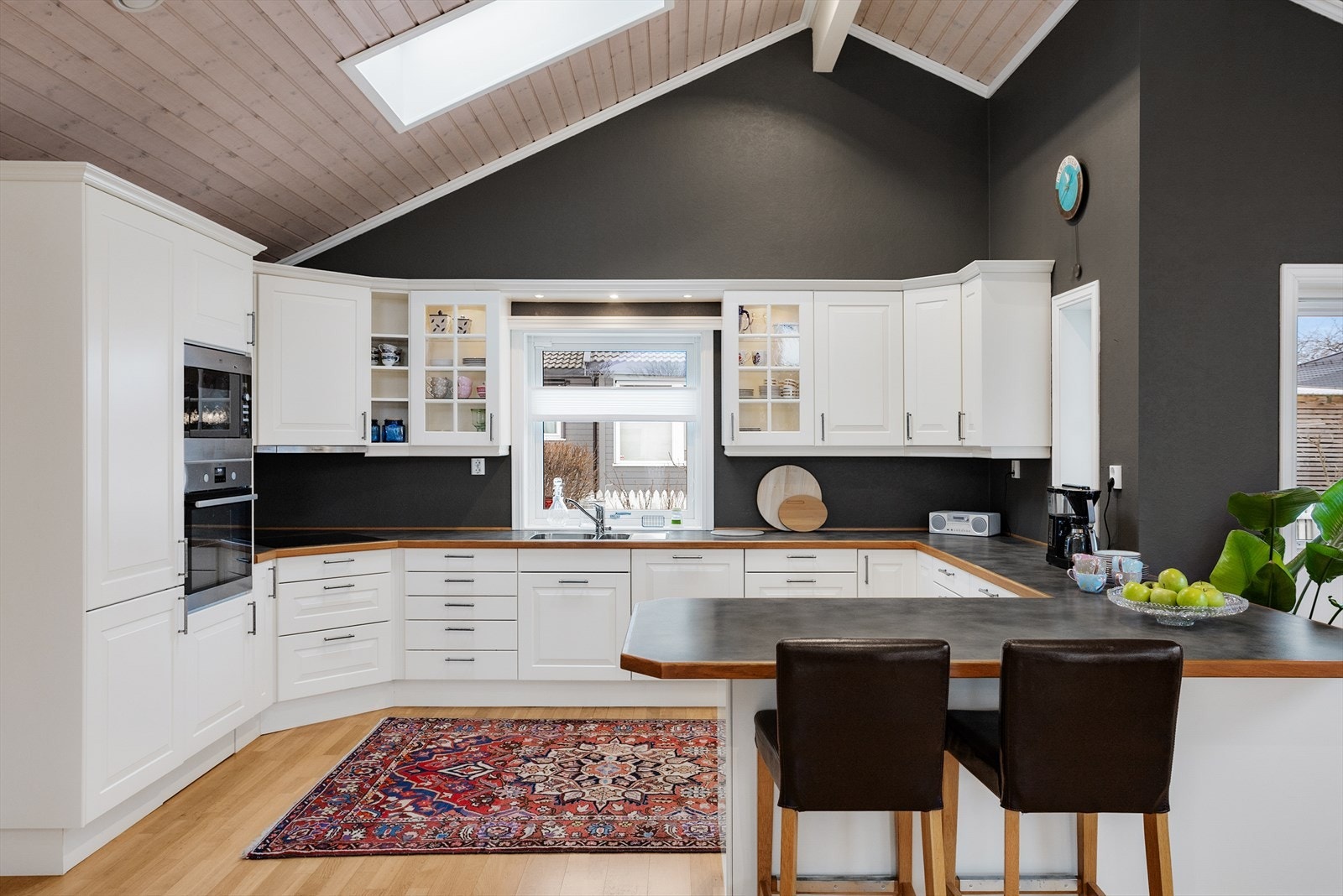 Kjøkken som inviterer til sosial samvær - åpen løsning og god arbeidsplass. Galleribilde