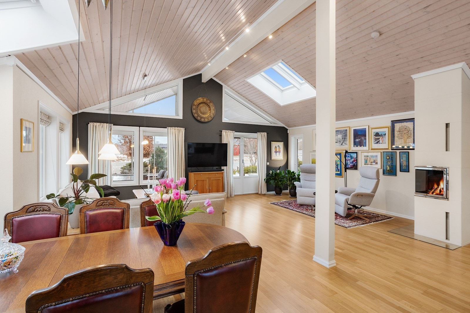 Høy himling og store vinduer gir rommet en imponerende romfølelse. Galleribilde