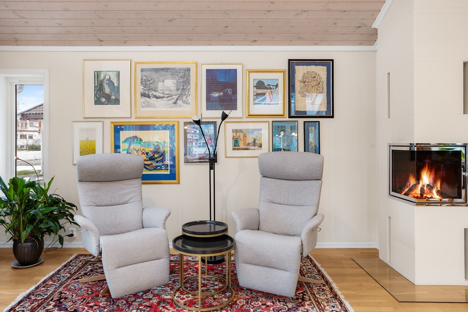 Veggene er hovedsakelig kledd med malt tapet og panel. Himlingene har panel og malte plater, som gir et lyst og gjennomført uttrykk. Galleribilde