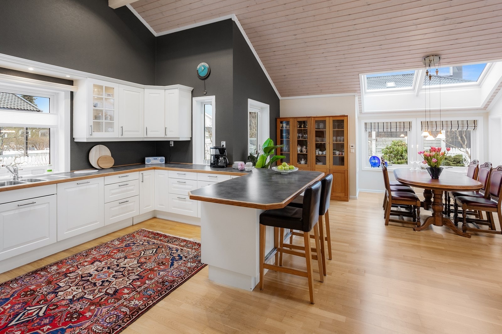 Kjøkkenet er utstyrt med integrert induksjonstopp, stekeovn, oppvaskmaskin og kjøleskap. Dette medfølger handelen. Galleribilde