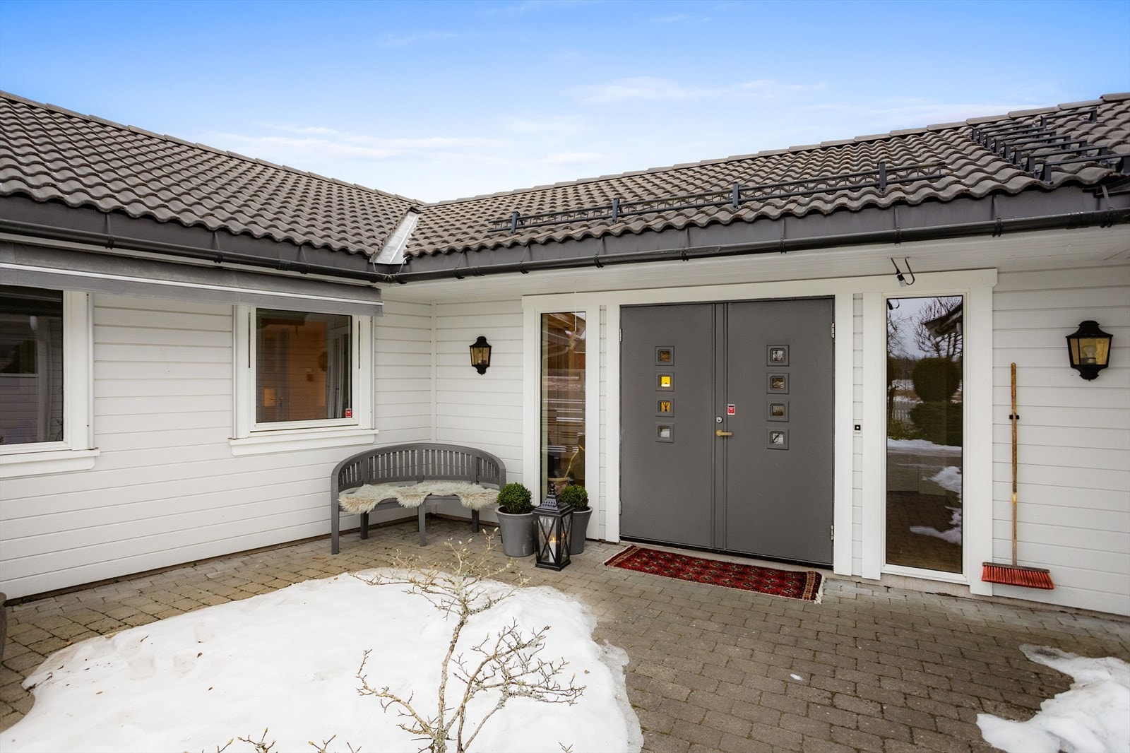 Koselig inngangsparti med tofløyet ytterdør. Velkommen inn! Galleribilde